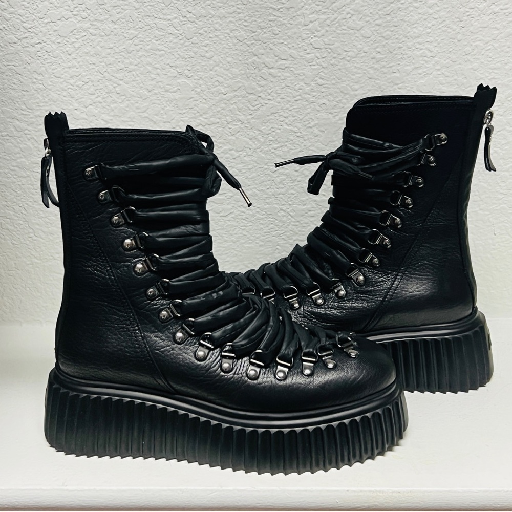 Gorgeous AGL boots. EU 38.5. Soft leather and puff laces